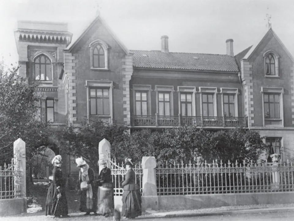 Kvinner foran Lindboes hus, historisk fotografi